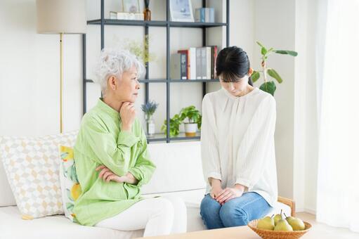 親子喧嘩をするシニアの親子 説教,喧嘩,親子の写真素材