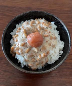 あきたこまちご飯に納豆と紫蘇漬け梅干し あきたこまちご飯に納豆と紫蘇漬け梅干しの写真