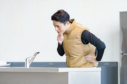 水回りを確認する男性 水回りを確認する男性 トラブル,修理,カフェの写真素材