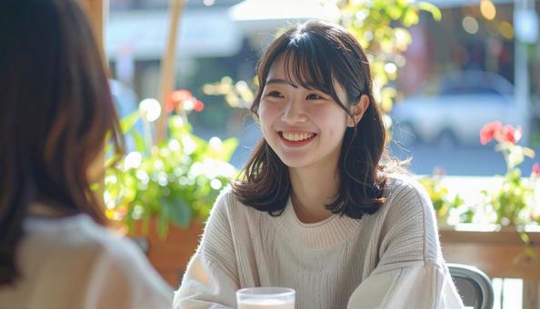 カフェで楽しむ女性 カフェで楽しむ女性の写真
