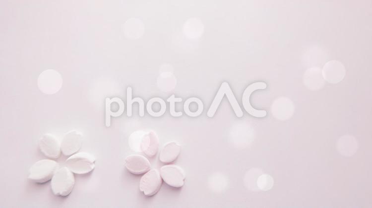桜の形のふんわりマシュマロとキラキラの背景 マシュマロ,桜,花びらの写真素材
