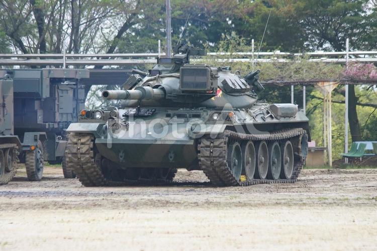 駐車する陸上自衛隊の74式戦車 自衛隊,陸上自衛隊,ミリタリーの写真素材