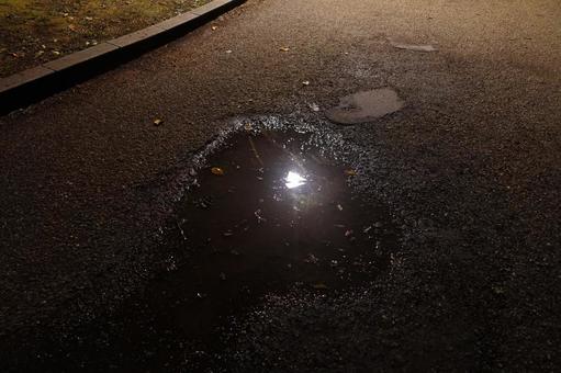 水たまりに映る街灯 水たまりに映る街灯の写真