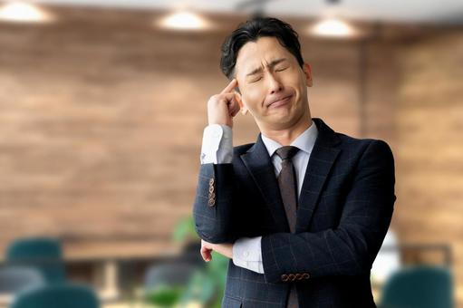 考えごとをする男性ビジネスマン 考えごとをする男性ビジネスマン 男性,考える,悩むの写真素材
