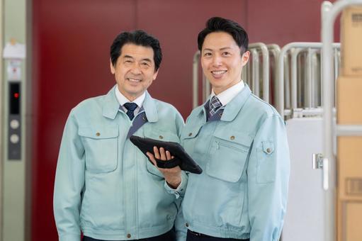 倉庫で働く男性作業員 倉庫で働く男性作業員 倉庫,会議,工場の写真素材