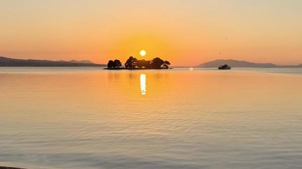 宍道湖の嫁ヶ島と夕日 夕焼け,夕陽,日の入りの写真素材