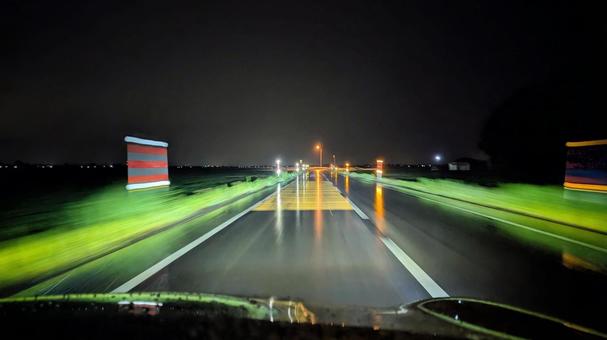雨降るの夜道と光の反射 雨降るの夜道と光の反射の写真