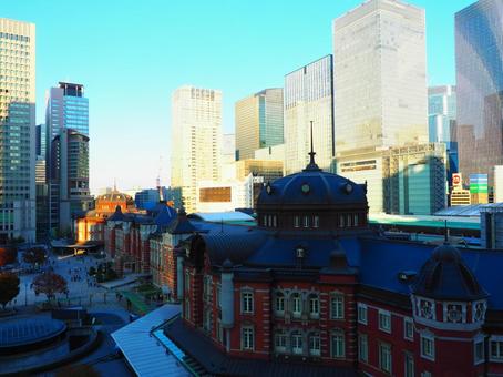 隣接するビルの影に入った東京駅 東京駅,ステーション,ビルの写真素材