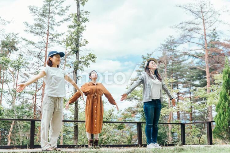 森でヨガをする女性 ヨガ,森ヨガ,外ヨガの写真素材