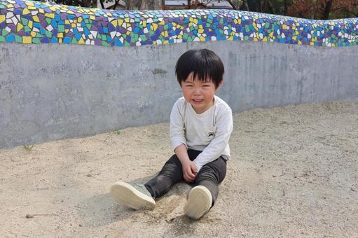 砂場で大号泣!イヤイヤ期の子ども 砂場で大号泣!イヤイヤ期の子ども 泣き顔,大号泣,男の子の写真素材