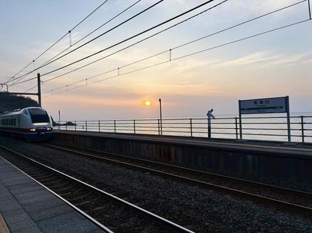 夕日の青海川駅 夕日の青海川駅の写真