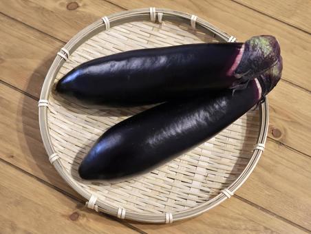 ナス2本 ざる ナス2本 ざる 茄子,なすび,野菜の写真素材