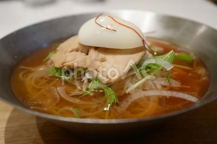 鶏肉と野菜が彩るさっぱり冷麺 冷麺,鶏肉,卵の写真素材