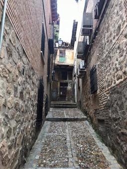 スペイン、トレドの歴史ある街並みと路地の写真