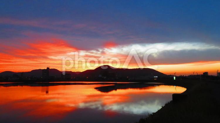 ５月下旬の野田池の夕焼け 背景,夕焼け,日の入りの写真素材