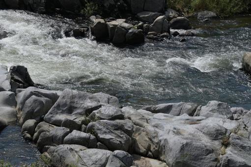 夏の水難事故が心配される岩場と河川の流れ 夏の水難事故が心配される岩場と河川の流れ 河川,川,岩場の写真素材