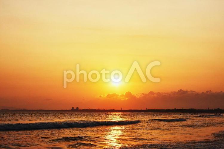 夕焼けに染まる湘南 夕日,夕方,夕焼けの写真素材