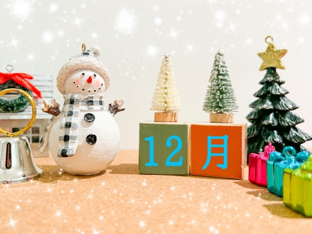 12月と雪だるま 12月,１２月,雪だるまの写真素材