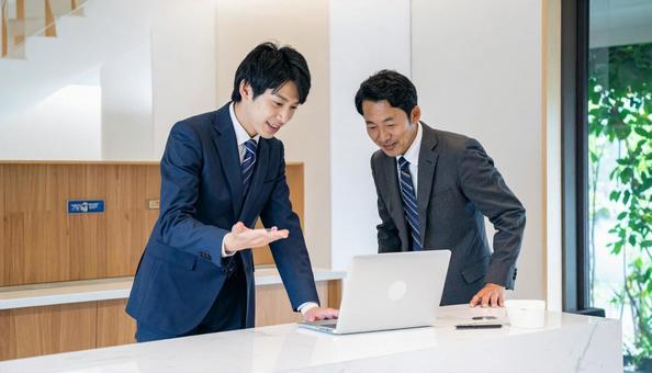 お客を案内するホテルマンのチーム お客を案内するホテルマンのチームの写真