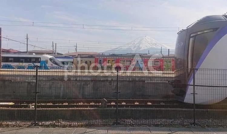 河口湖駅で見れる車両と富士山 富士山麓電気鉄道富士急行線,富士山,富士急行の写真素材