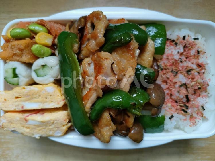 豚薄切りピーマンしめじ照り焼き炒め弁当！ お弁当,お昼ごはん,お昼の写真素材