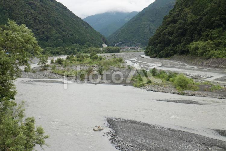 吊り橋の上から見る上流 川,流れ,水の写真素材