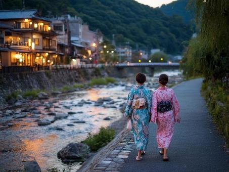 浴衣を着て歩く女性二人 浴衣を着て歩く女性二人の写真