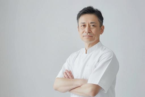 信頼感ある40代歯科医師 信頼感ある40代歯科医師の写真