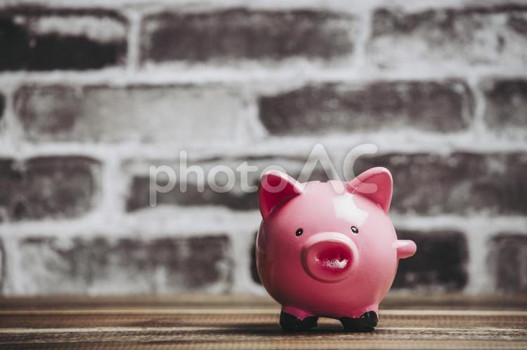 レンガ背景と豚の貯金箱 豚の貯金箱,貯金箱,お小遣いの写真素材