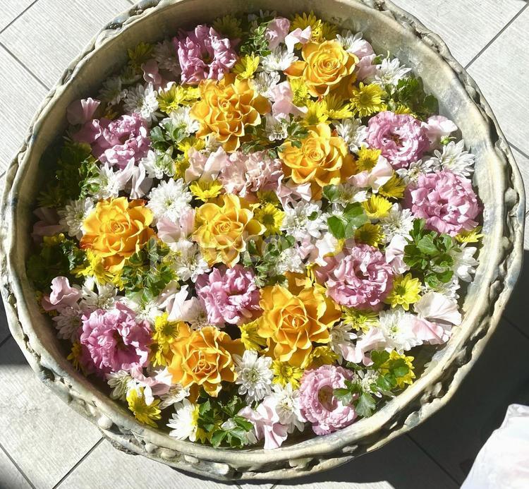 花手水　花アート　手水舎　旬の花々 花手水,花アート,飾り花の写真素材
