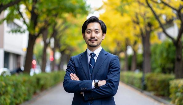 腕組みをするビジネスパーソン 腕組みをするビジネスパーソンの写真