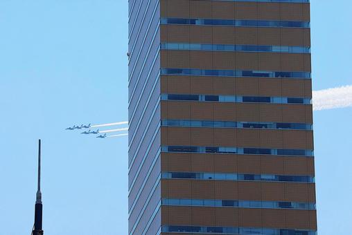 サンポート高松上空のブルーインパルス サンポート高松上空のブルーインパルスの写真
