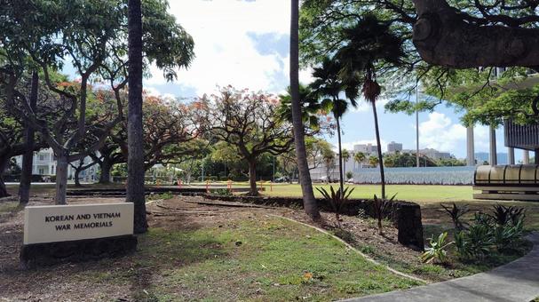 戦没者慰霊碑がある公園 戦没者慰霊碑がある公園 warmemorial,戦没者慰霊碑,記念碑の写真素材