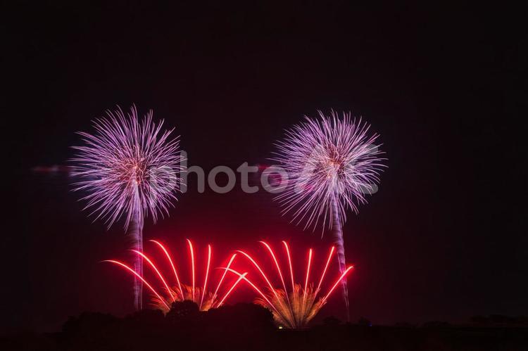 打ち上げ花火とスターマイン 花火,花火大会,打ち上げ花火の写真素材