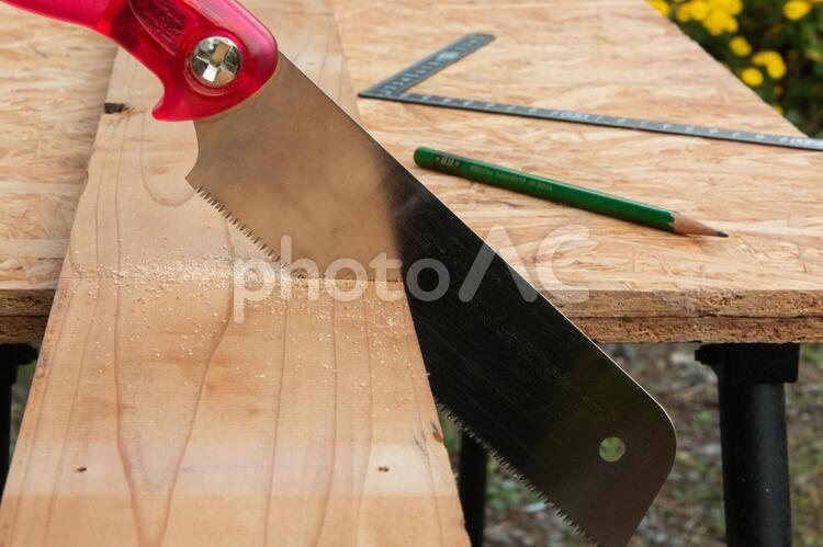 DIYイメージ　のこぎりで板を切る diy,イメージ,背景素材の写真素材