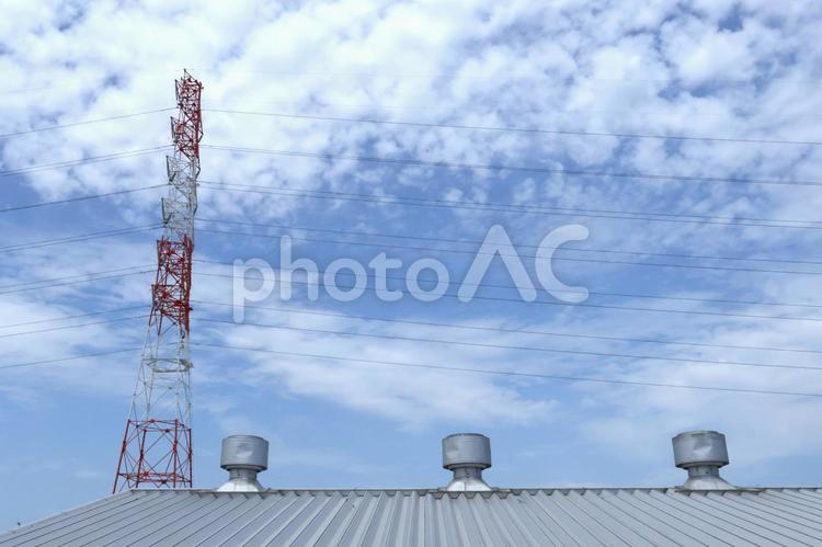 工場・倉庫の屋根と空と鉄塔 工場,町工場,屋根の写真素材