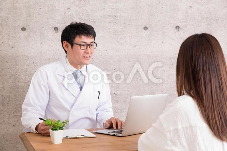 白衣を着た男性 診察,医師,丁寧の写真素材