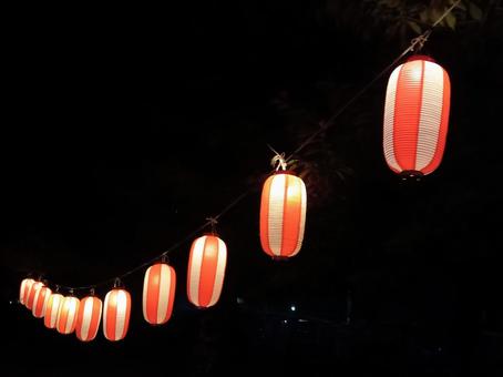 夜空に浮かぶ紅白の高張型提灯 提灯,ちょうちん,夜の写真素材