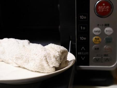 電子レンジで蒸しタオル作り 蒸しタオル,ホットタオル,タオルの写真素材