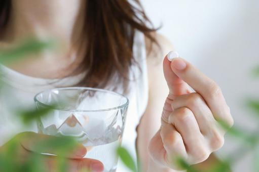 薬を飲む女性 くすり,薬,薬を飲むの写真素材