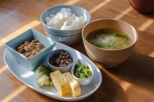 和食の朝食セット ご飯と味噌汁と納豆 和食の朝食セット ご飯と味噌汁と納豆 朝食,朝ごはん,和食の写真素材