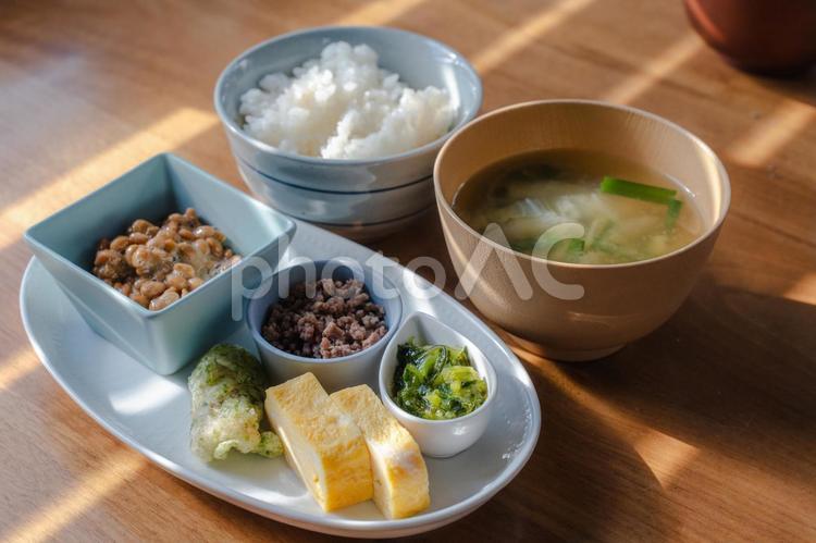 和食の朝食セット　ご飯と味噌汁と納豆 朝食,朝ごはん,和食の写真素材
