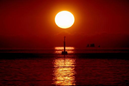 <素材>秋の海に静かに沈む夕日と灯台 <素材>秋の海に静かに沈む夕日と灯台の写真