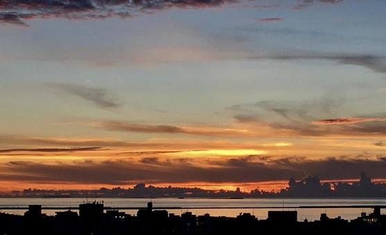 沖縄の夕焼けとグラデーションの空 沖縄の夕焼けとグラデーションの空 夕暮れ,夕日,夕焼けの写真素材