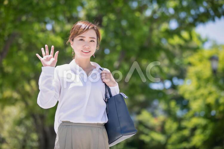 手を振るビジネスウーマン ビジネスウーマン,女性,挨拶の写真素材