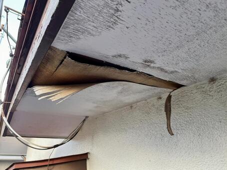 劣化で剥がれた軒④ 軒,軒天,軒裏の写真素材