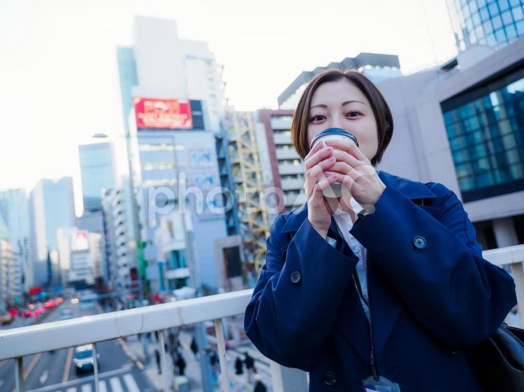 27：外出するビジネスウーマン 休憩,ひと休み,外出の写真素材