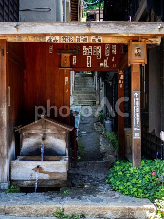 奈良井宿の井戸 奈良井宿,町並み,街並みの写真素材
