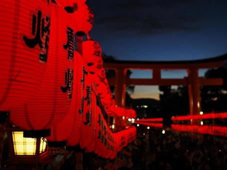 夏祭りの夕べ 夏祭りの夕べ 伏見稲荷大社,夕暮れ,赤提灯の写真素材