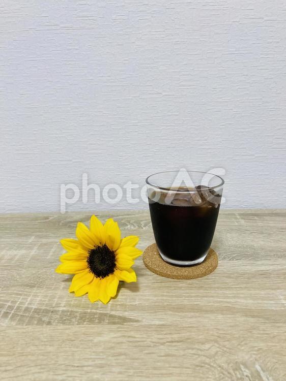 アイスコーヒーとひまわり アイスコーヒー,コーヒー,ひまわりの写真素材